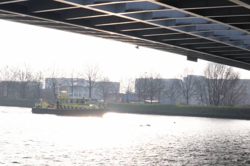 Verward persoon springt van Prins Clausbrug