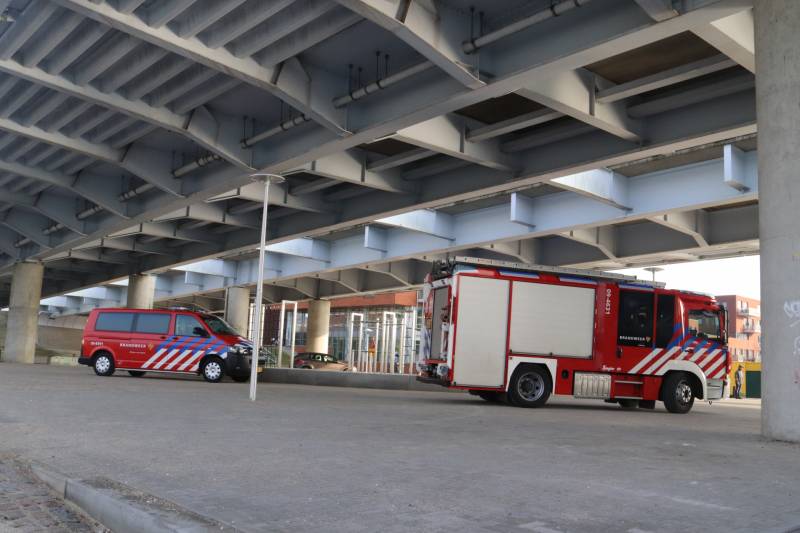 Verward persoon springt van Prins Clausbrug