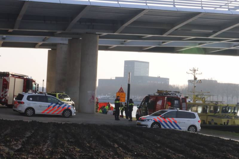 Verward persoon springt van Prins Clausbrug