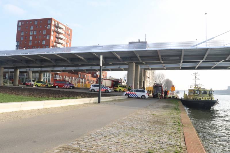 Verward persoon springt van Prins Clausbrug