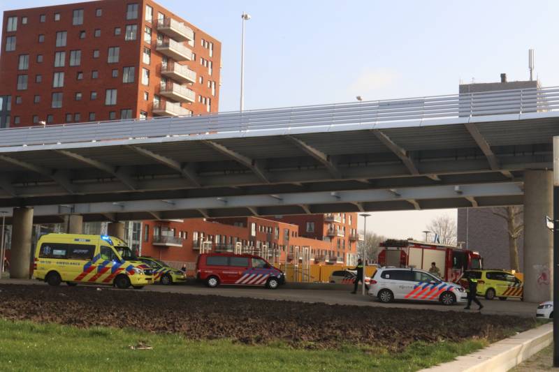 Verward persoon springt van Prins Clausbrug