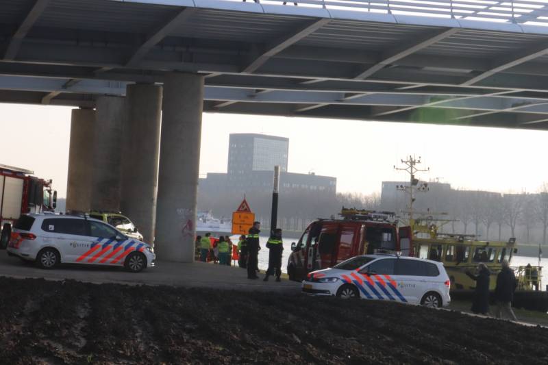 Verward persoon springt van Prins Clausbrug