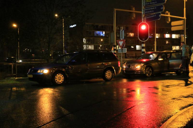 Schade na botsing tussen twee personenautos