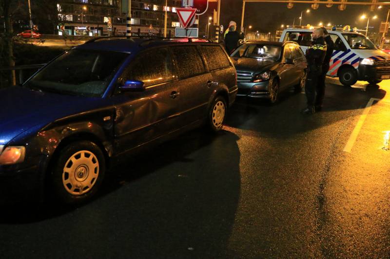 Schade na botsing tussen twee personenautos