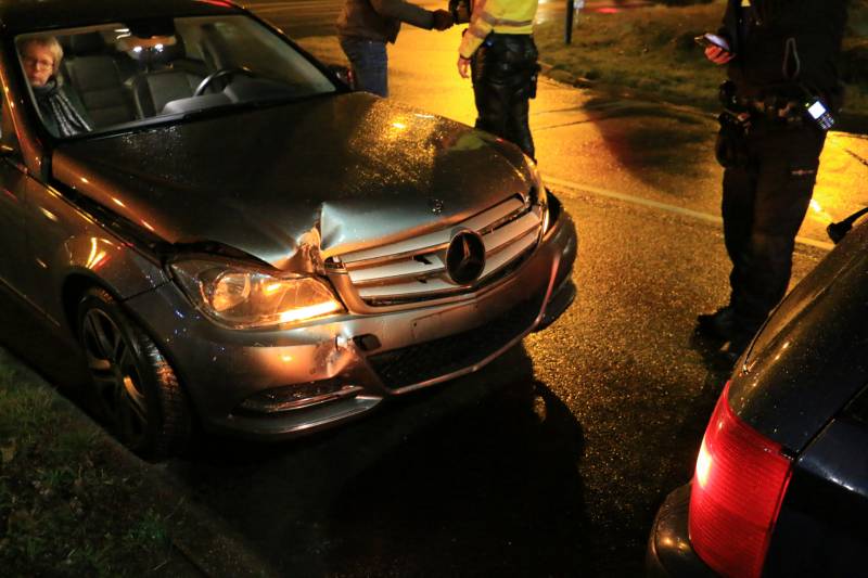 Schade na botsing tussen twee personenautos