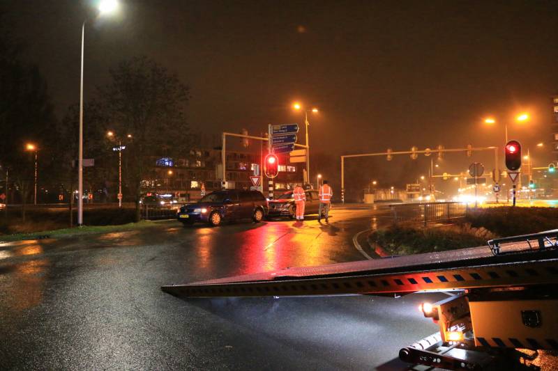 Schade na botsing tussen twee personenautos