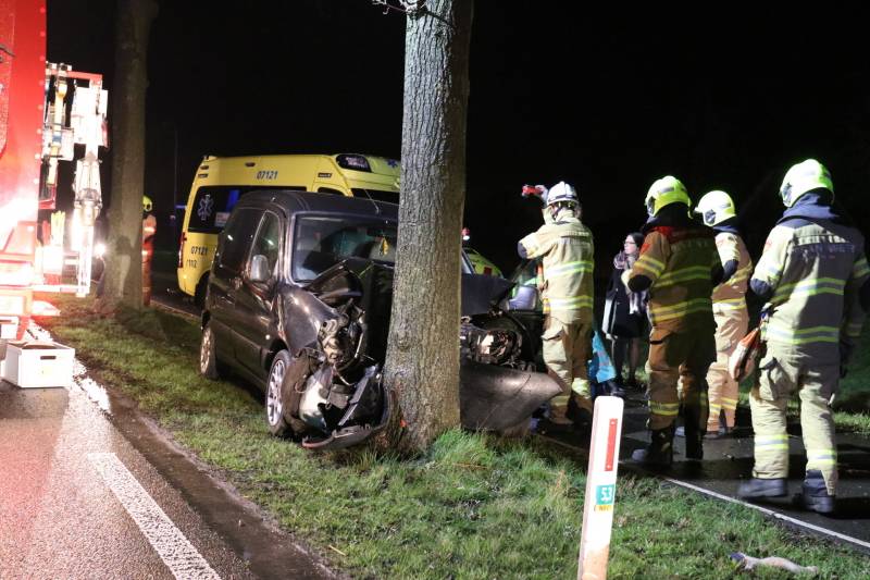 Gewonde na eenzijdige botsing tegen boom