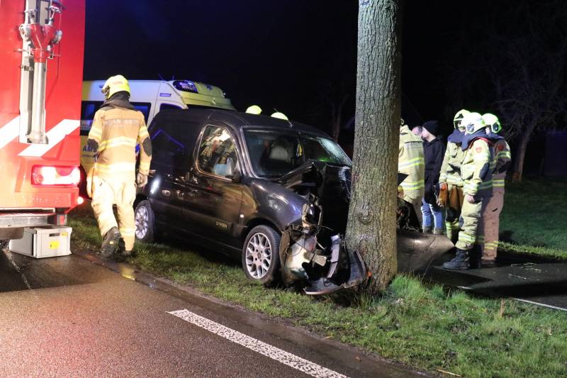 Gewonde na eenzijdige botsing tegen boom