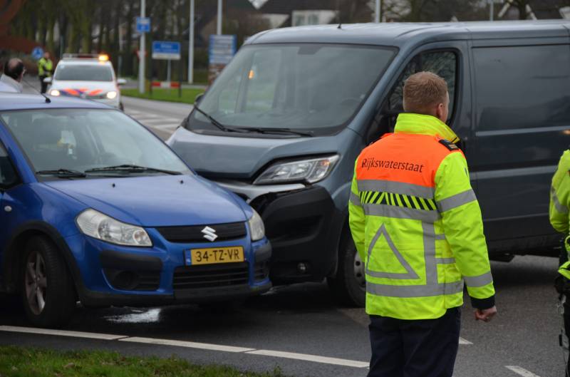 Bestelbus en auto botsen op kruising