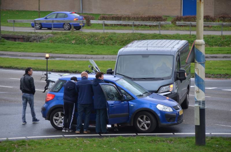 Bestelbus en auto botsen op kruising