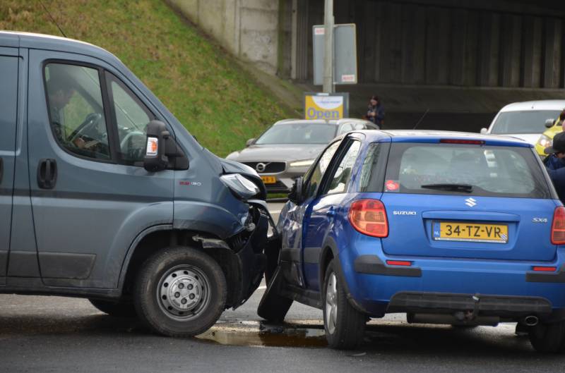 Bestelbus en auto botsen op kruising
