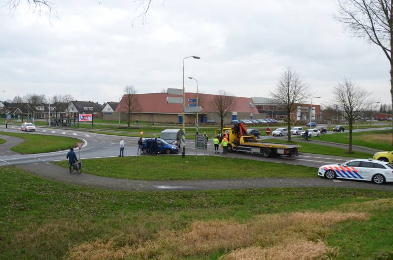 Bestelbus en auto botsen op kruising