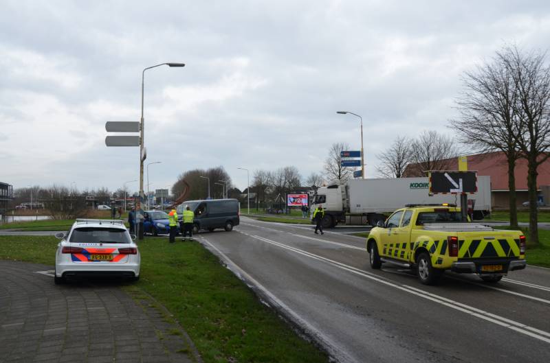 Bestelbus en auto botsen op kruising