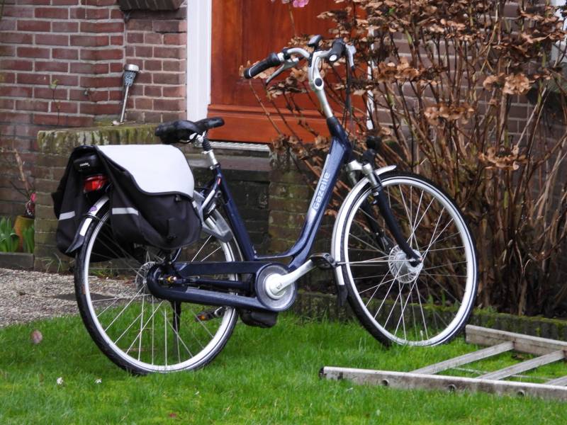 E-bikester gewond na botsing met auto