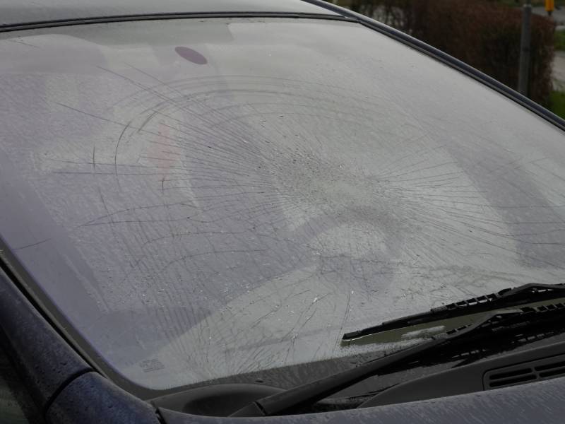 E-bikester gewond na botsing met auto