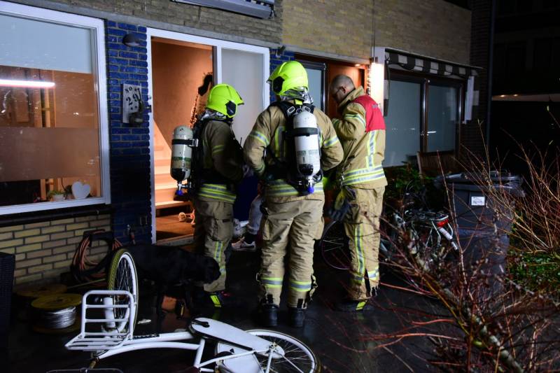 brandweer verricht metingen na koolmonoxide alarm