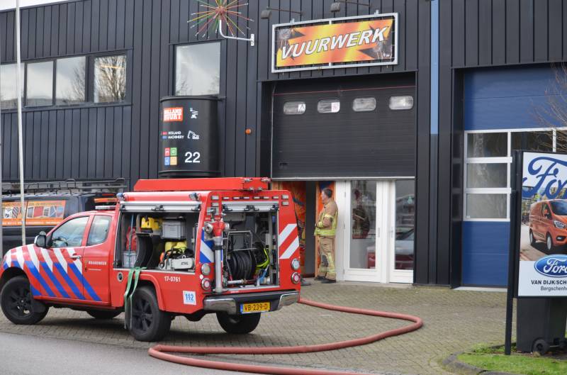 Wateroverlast bij vuurwerkwinkel