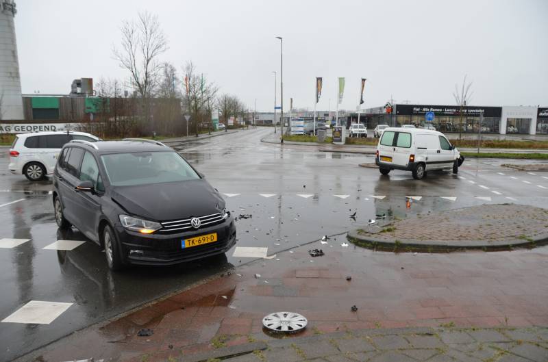 Veel schade bij aanrijding met bestelbus