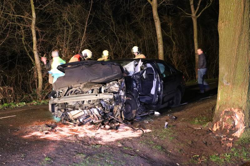 Bestuurder bekneld na botsing op boom