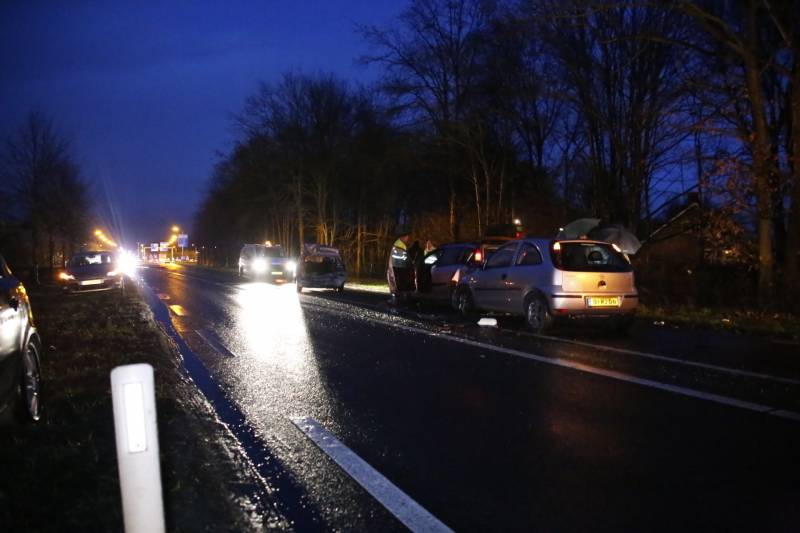 Gewonde na kop-staart aanrijding met 3 auto's