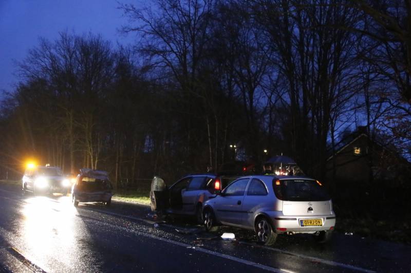 Gewonde na kop-staart aanrijding met 3 auto's