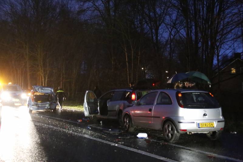 Gewonde na kop-staart aanrijding met 3 auto's