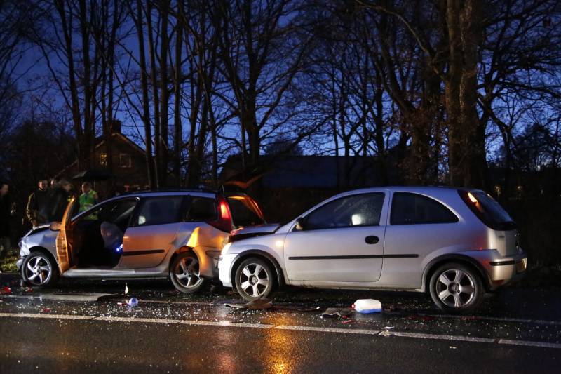 Gewonde na kop-staart aanrijding met 3 auto's