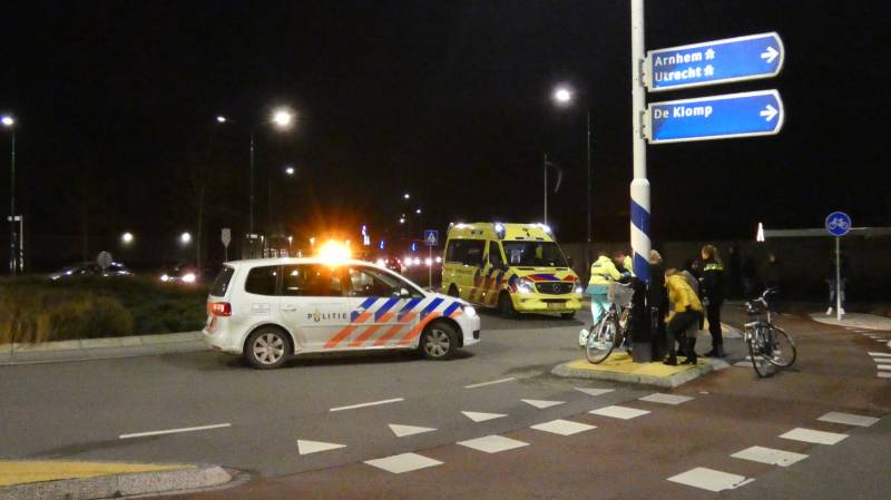 Fietser door personenauto aangereden op rotonde