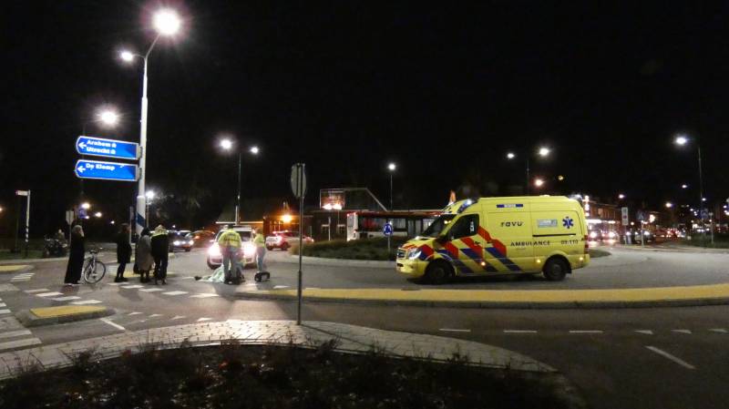 Fietser door personenauto aangereden op rotonde