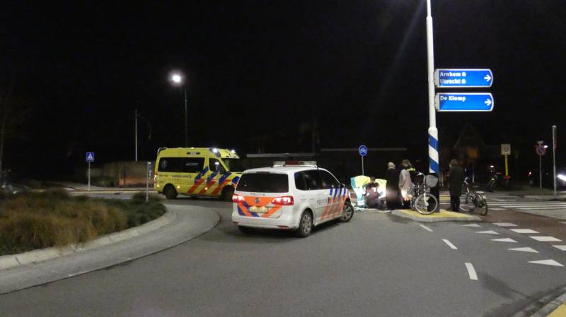 Fietser door personenauto aangereden op rotonde
