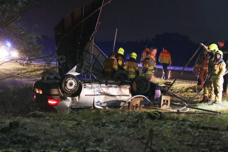 Bestuurder gewond en auto op de kop op afrit
