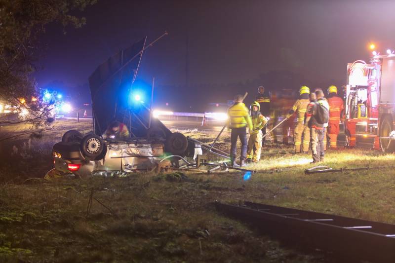 Bestuurder gewond en auto op de kop op afrit