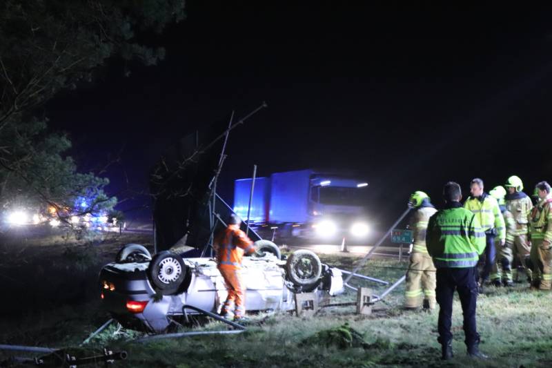 Bestuurder gewond en auto op de kop op afrit