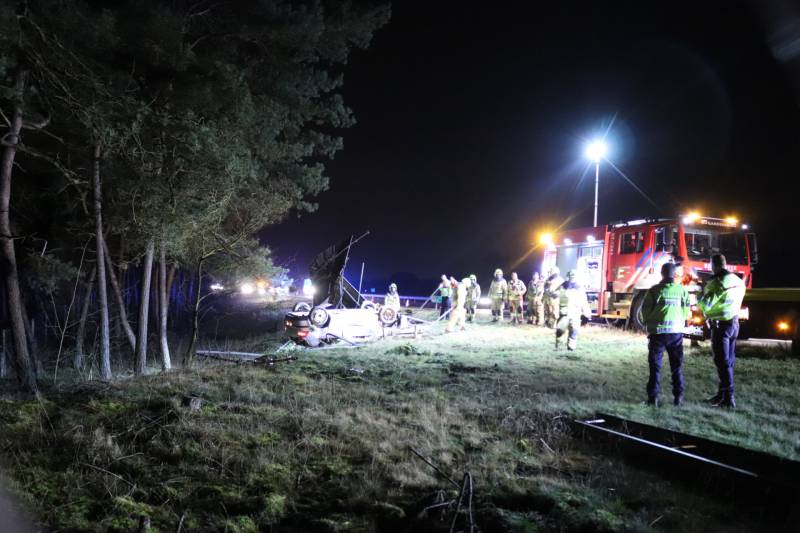Bestuurder gewond en auto op de kop op afrit