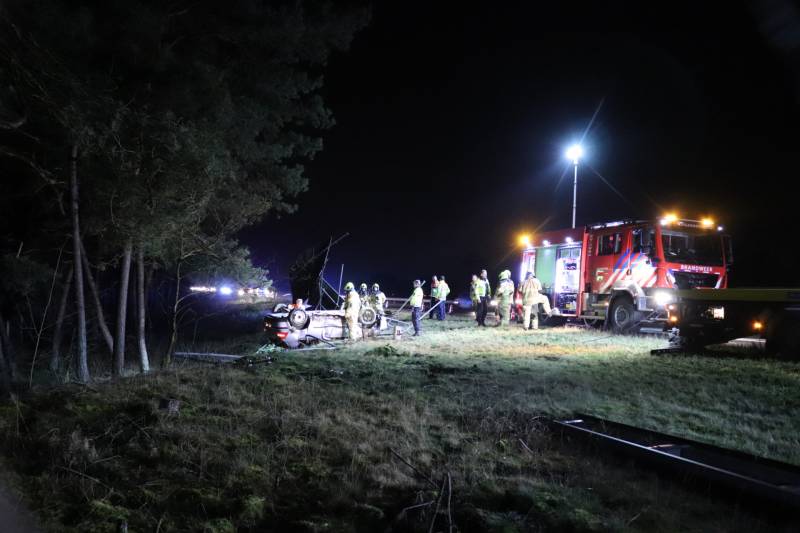 Bestuurder gewond en auto op de kop op afrit