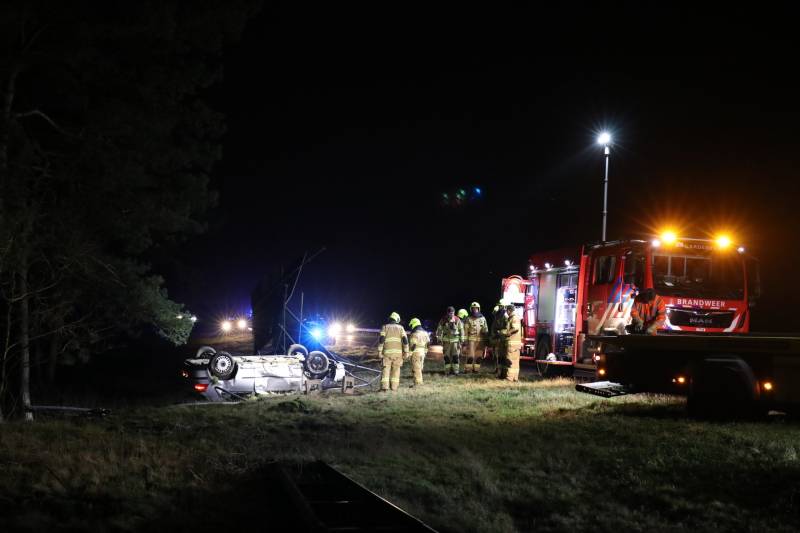 Bestuurder gewond en auto op de kop op afrit