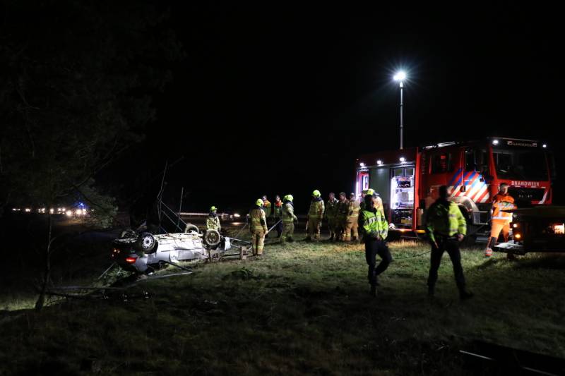 Bestuurder gewond en auto op de kop op afrit