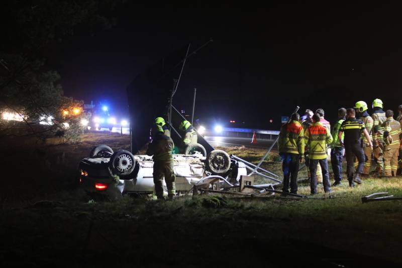 Bestuurder gewond en auto op de kop op afrit