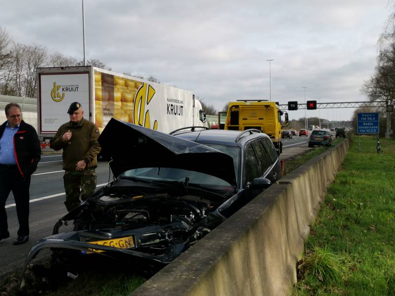 Auto boort zich in vangrail