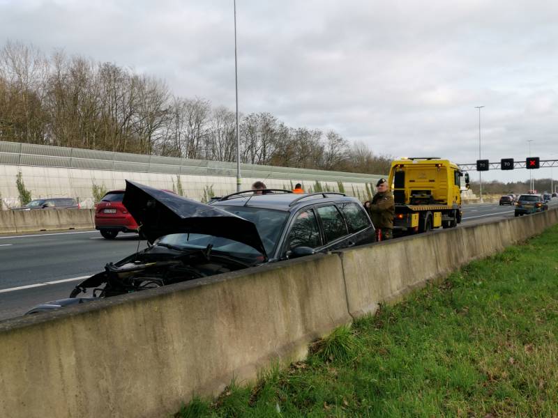 Auto boort zich in vangrail