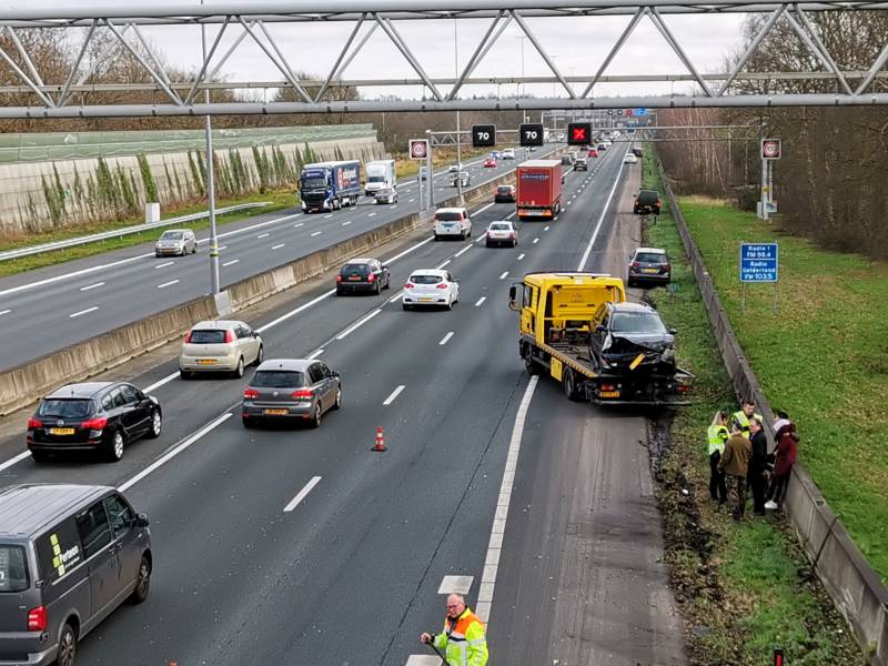 Auto boort zich in vangrail