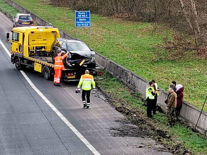 Auto boort zich in vangrail