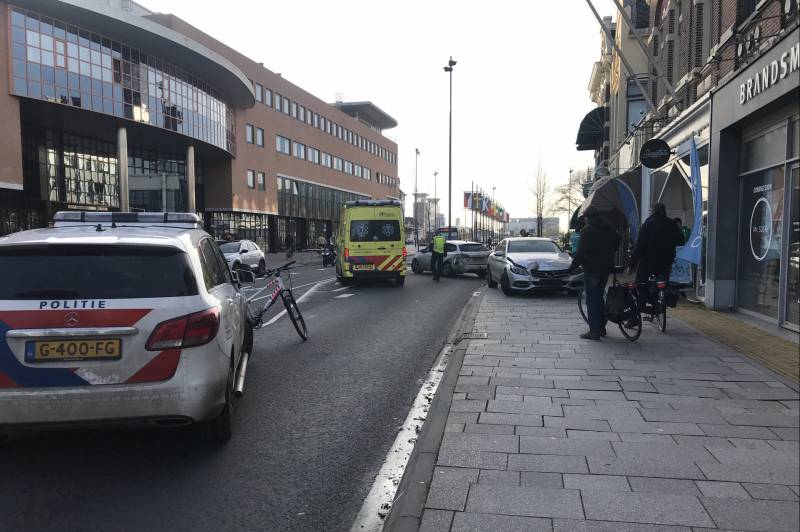 Veel schade bij aanrijding tussen twee auto's