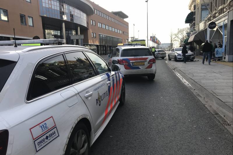 Veel schade bij aanrijding tussen twee auto's