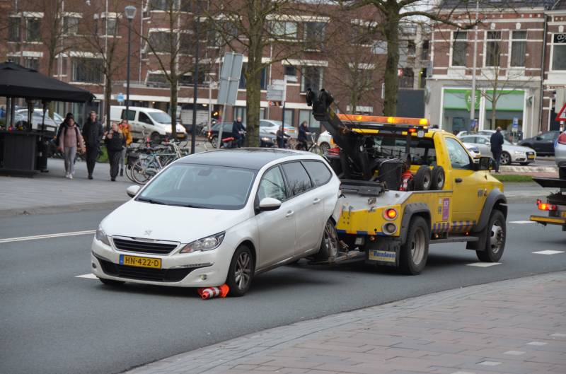 Veel schade bij aanrijding tussen twee auto's