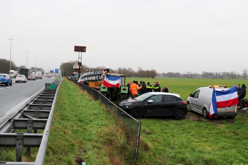 Boeren houden flashmob demonstratie langs snelweg