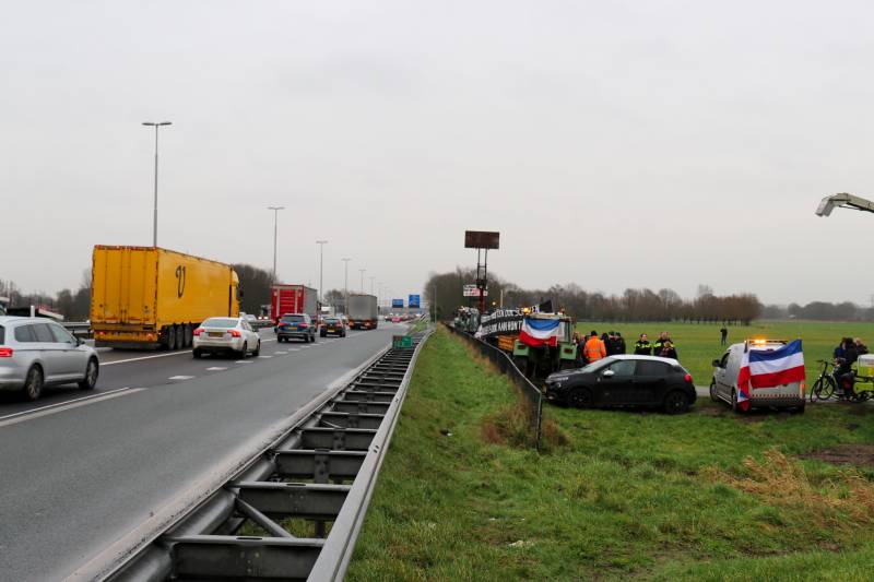 Boeren houden flashmob demonstratie langs snelweg