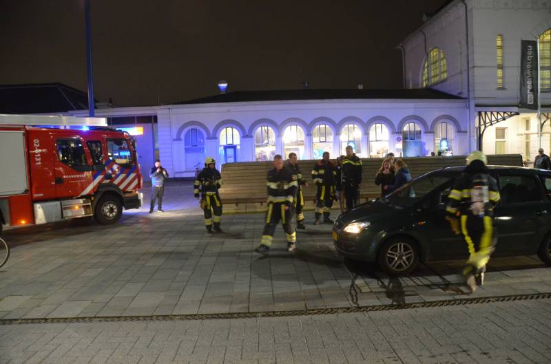 Brandweer inspecteert auto na brand