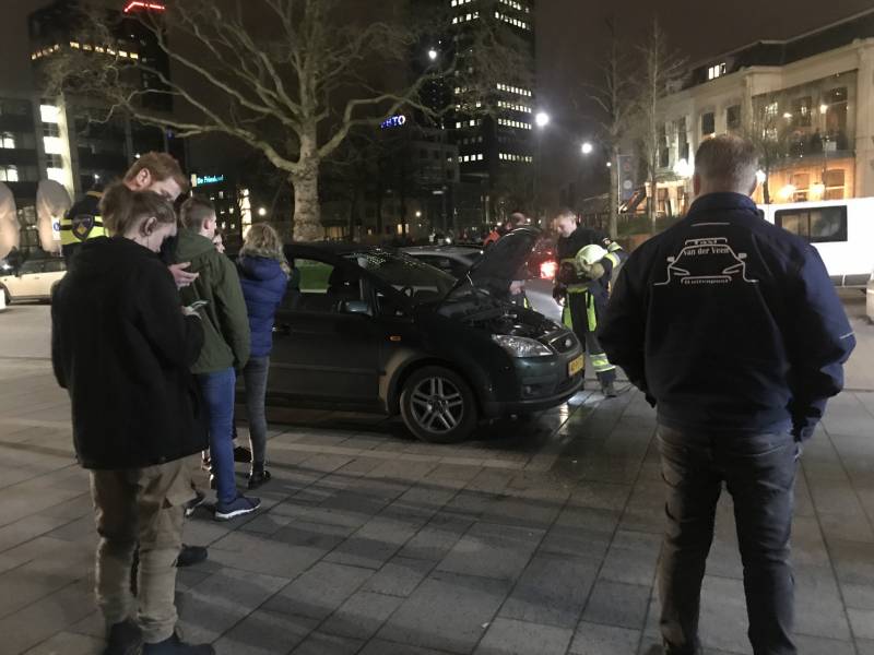 Brandweer inspecteert auto na brand