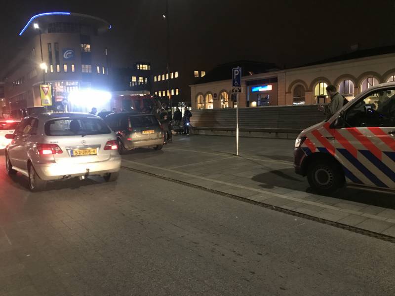 Brandweer inspecteert auto na brand